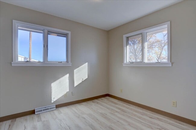 Building Photo - 3 Bedroom 3 Bathroom Home on a 1 Acre Lot