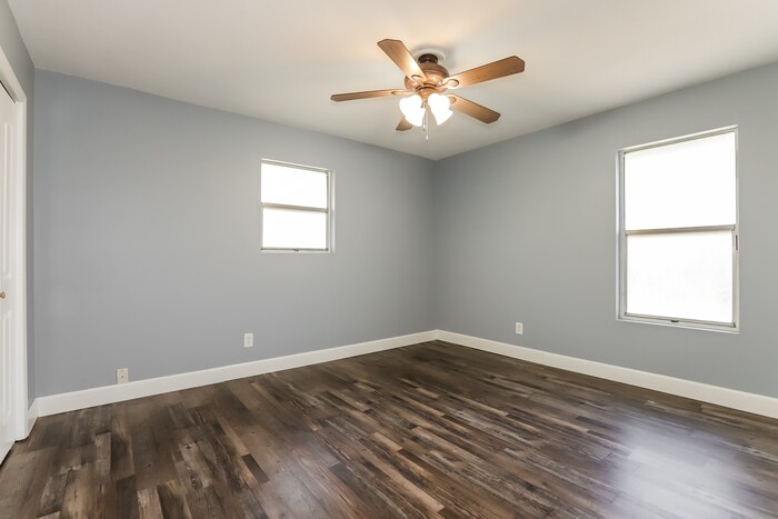 Building Photo - 1209 NE 6th Ct