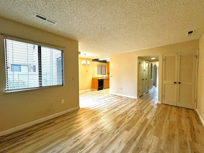 Building Photo - 180 Park Place Dr