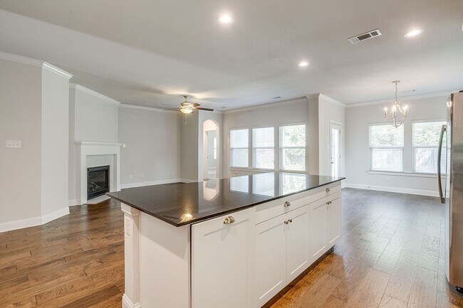 Building Photo - Amazing Student Housing- 4 Bed, 2 Bath Hom...