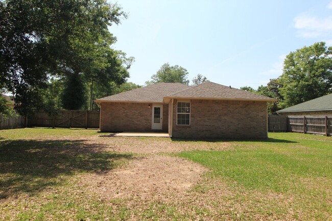 Building Photo - "Spacious 3-Bedroom Brick Home with Fenced...