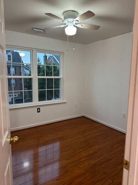 Building Photo - 644 Springhouse Square SE