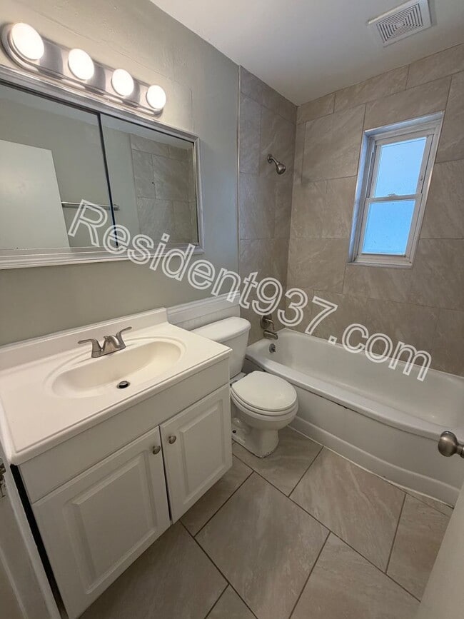 Building Photo - 2 Bed 1 bath with 500 SQ FT DETACHED GARAGE/WORKSHOP