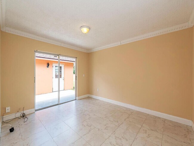 Building Photo - GOLDEN GATE ESTATES-3 BED 2 BATH SINGLE FA...