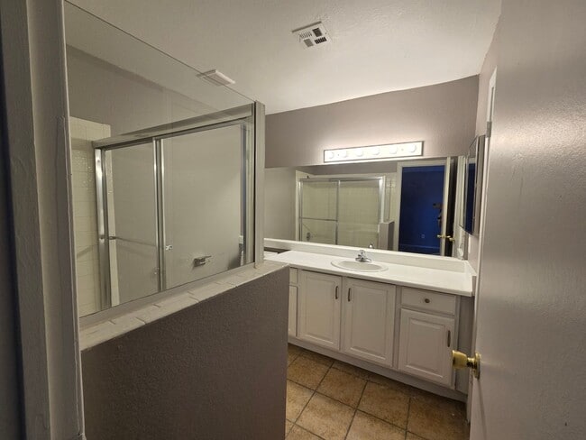 Building Photo - Charming 2-Bedroom Condo in Gated Communit...