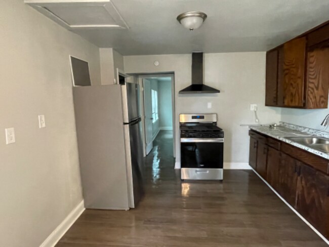 Building Photo - 213 Munson St