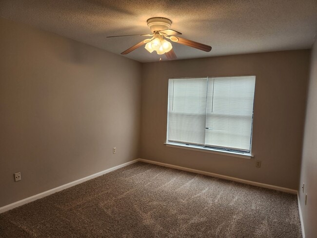 Building Photo - **Available January 1st** 3 Bedroom, 2.5 Bath Town Home