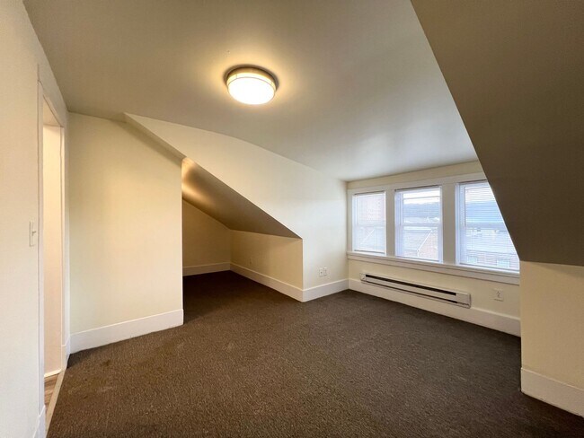 Building Photo - 3 / 4 Bedroom , 2 full Baths Apartment in ...