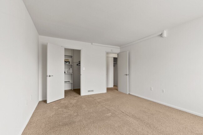 Building Photo - Two Bedroom Classic Style Apartment on the...