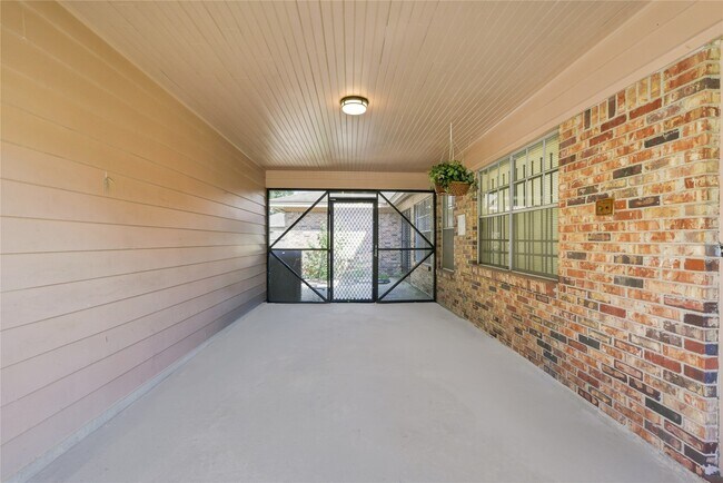 Building Photo - 339 Connaught Way