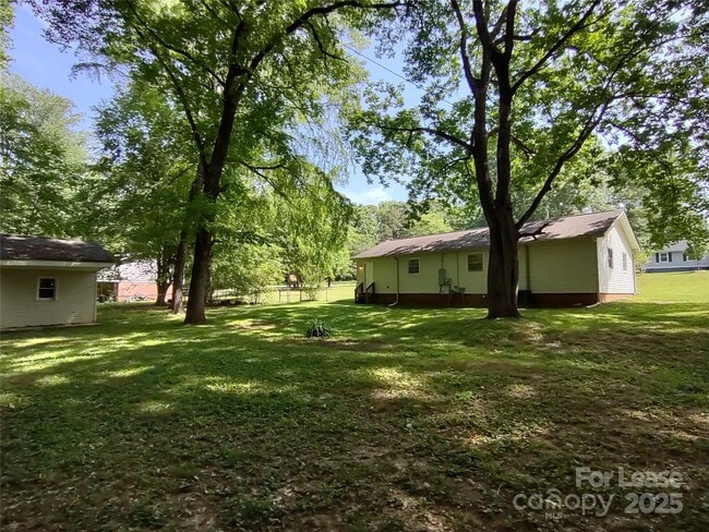 Building Photo - 710 Sharon Dr