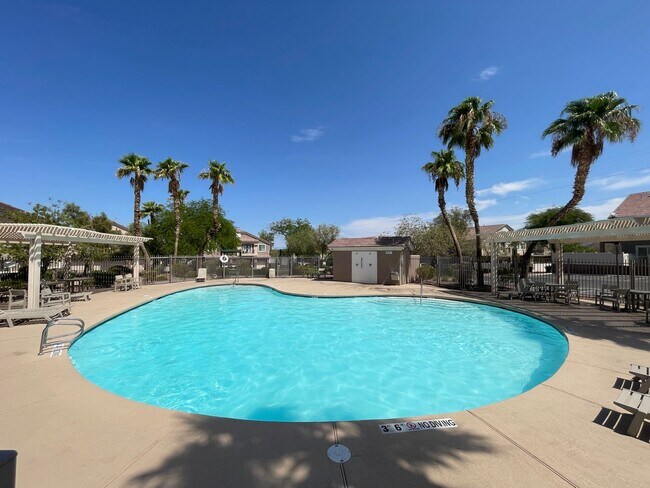 Building Photo - Great Spacious 3 bedroom Townhome Availabl...