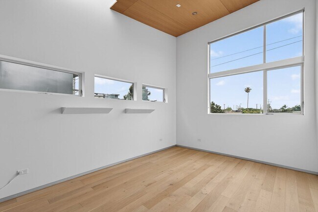 Building Photo - Discover this striking 3 bedroom apartment for rent in Venice, offering 4 bathrooms, contemporary...