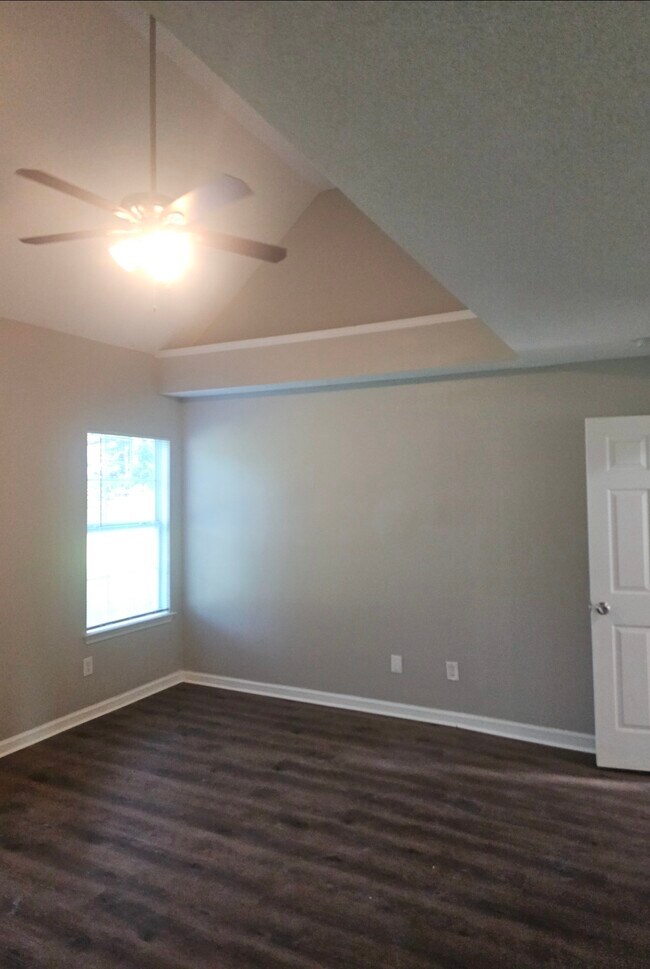 Building Photo - 670 Burtons Cove