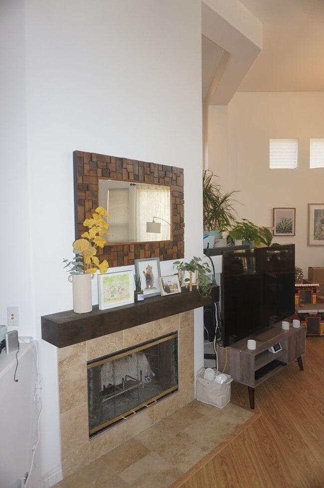 Building Photo - Stunning 2 Bed 2 Bath Tustin Condo with So...