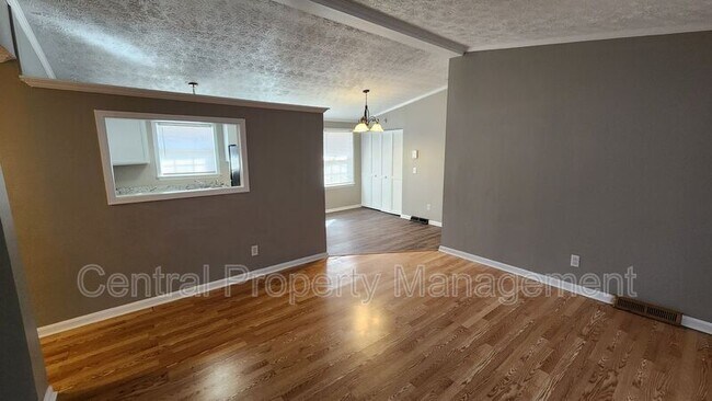 Building Photo - 300 Florence Dr