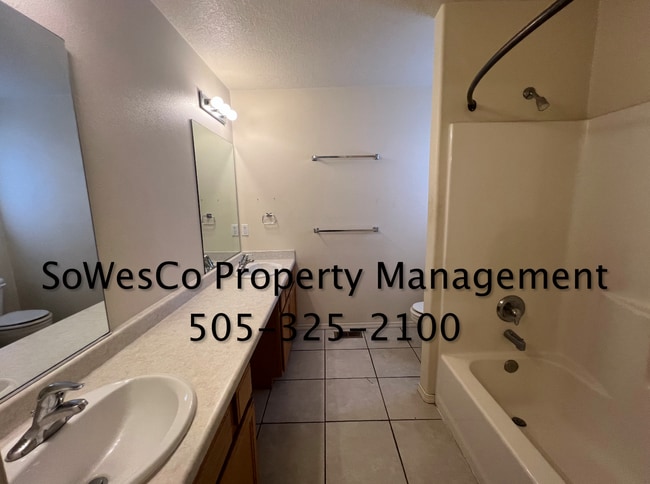 Building Photo - Large Home on West Side of Town