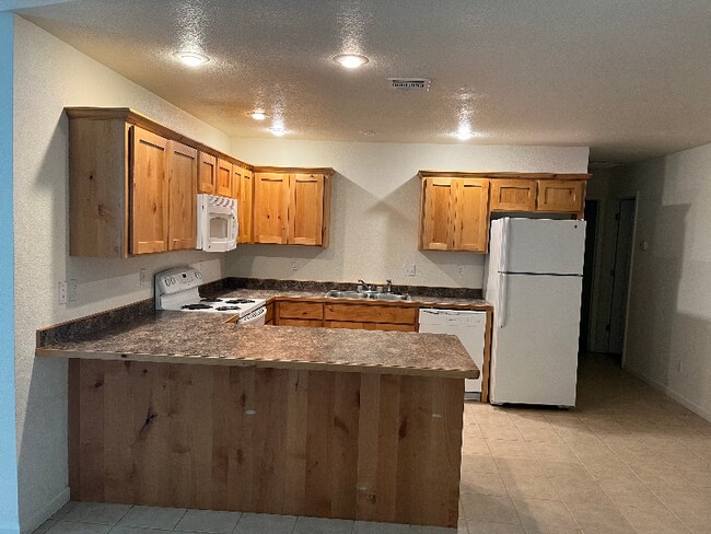 Building Photo - 513 W 2nd St