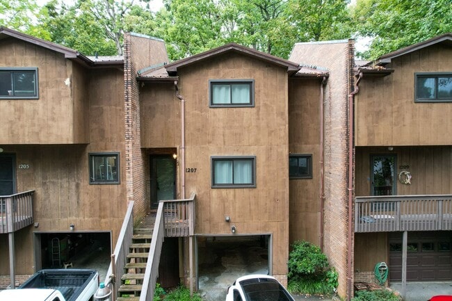 Primary Photo - 1207 Timbers Ln