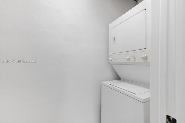 Building Photo - 1918 Taft St