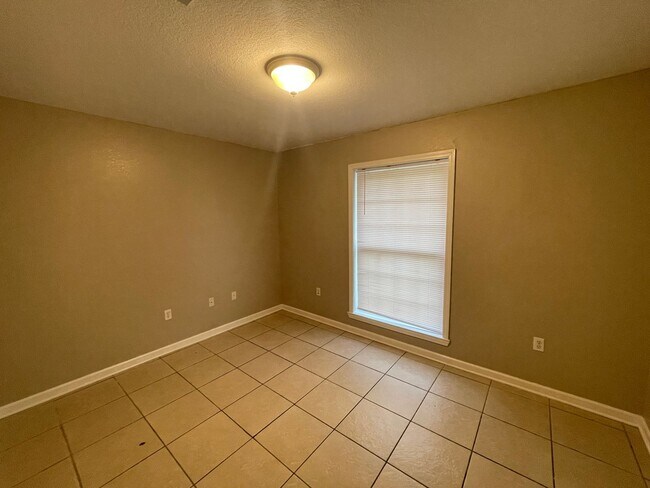 Building Photo - 3 BEDROOM READY TO MOVE-IN
