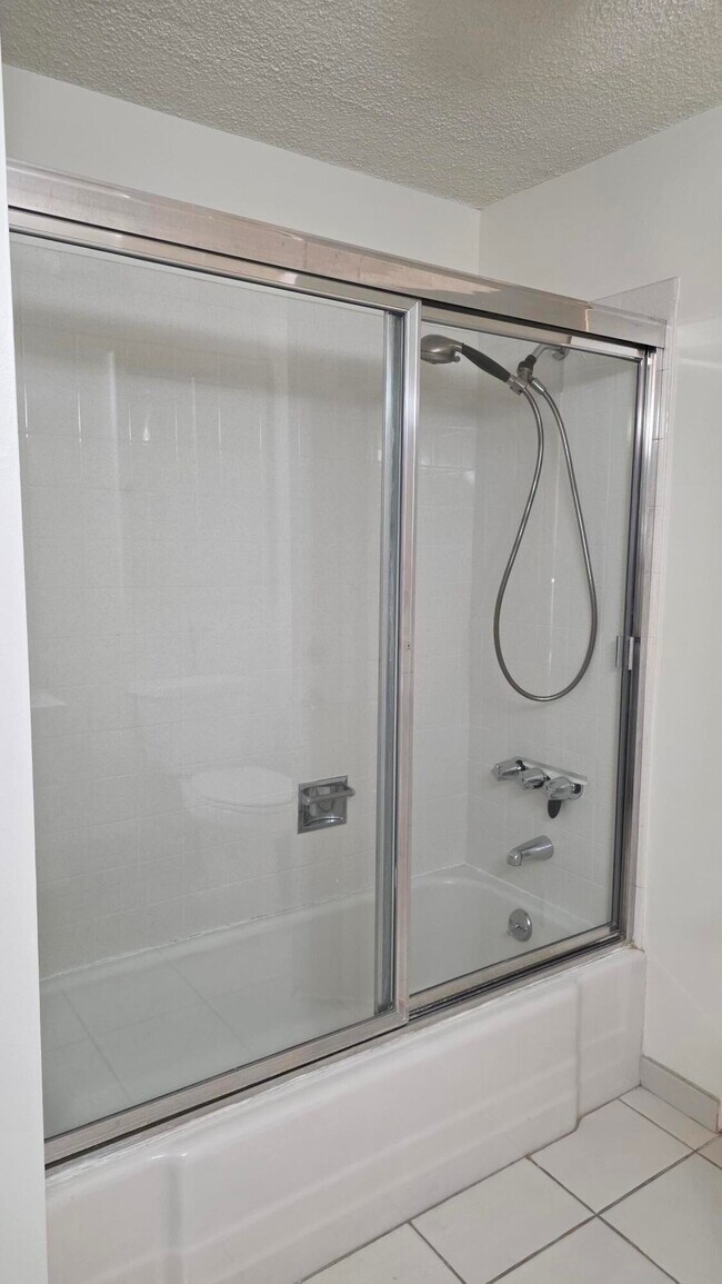 Building Photo - 1303 N Rose Ave