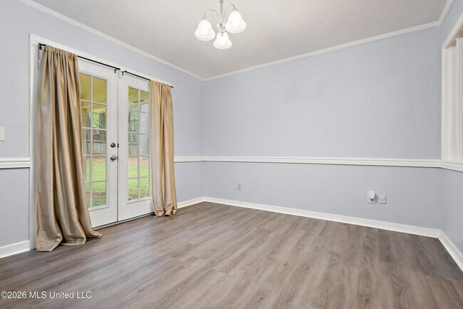 Building Photo - 548 Vineland Dr