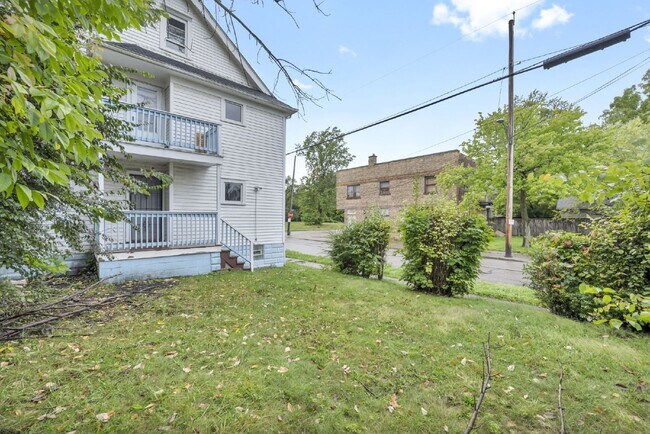 Building Photo - Newly renovated 4 bedroom HALF OFF MAY RENT