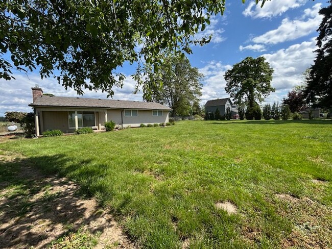 Building Photo - Molalla Country Home