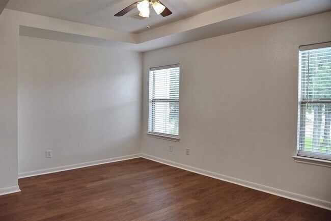 Building Photo - 16016 Summerville Lake Dr