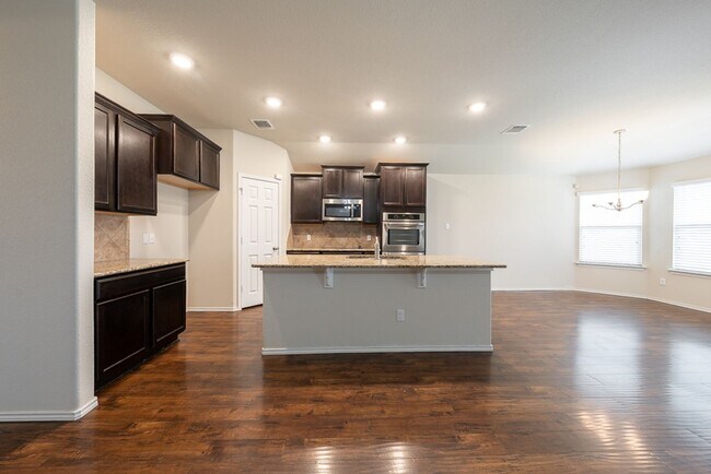Building Photo - Spacious 3-Bedroom, 2-Bath Home in Lake Po...