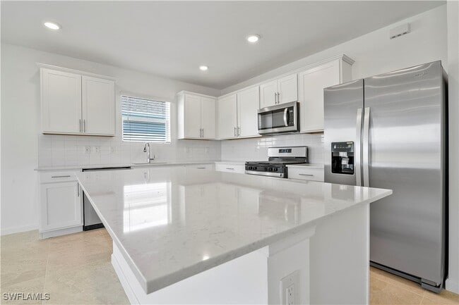 Building Photo - 42425 Cascade Dr