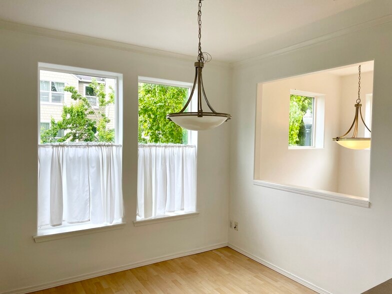 Dining area - 10245 NW Wilshire Ln