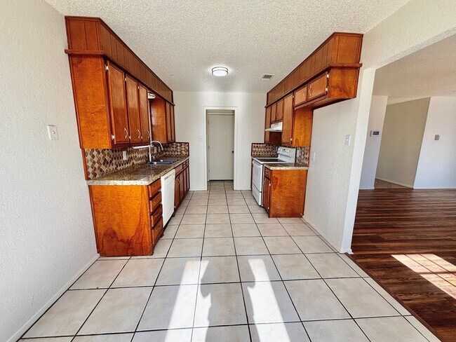 Building Photo - Freshly Remodeled 3 Bedroom 2 Bathroom Home in Frenship ISD
