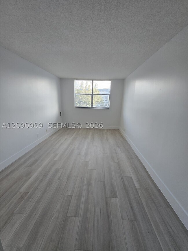 Building Photo - 2501 Riverside Dr