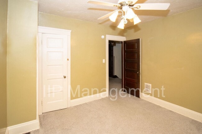 Building Photo - VOUCHERS ACCEPTED! LARGE 4 BEDROOM/2 BATHR...