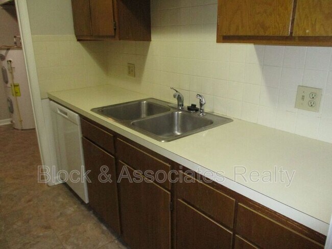 Building Photo - 302 Windsor Manor Way