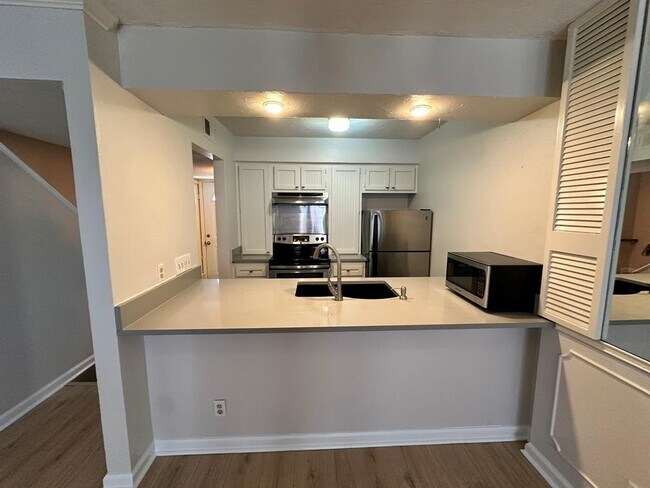 Building Photo - 6501 E Hill Dr