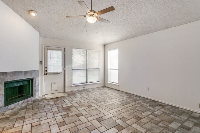 Building Photo - 3 Bedroom Duplex in Coppell – Private Back...