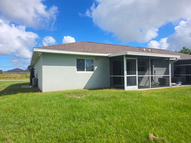 Building Photo - 3 bedroom 2 bath in Lehigh Acres