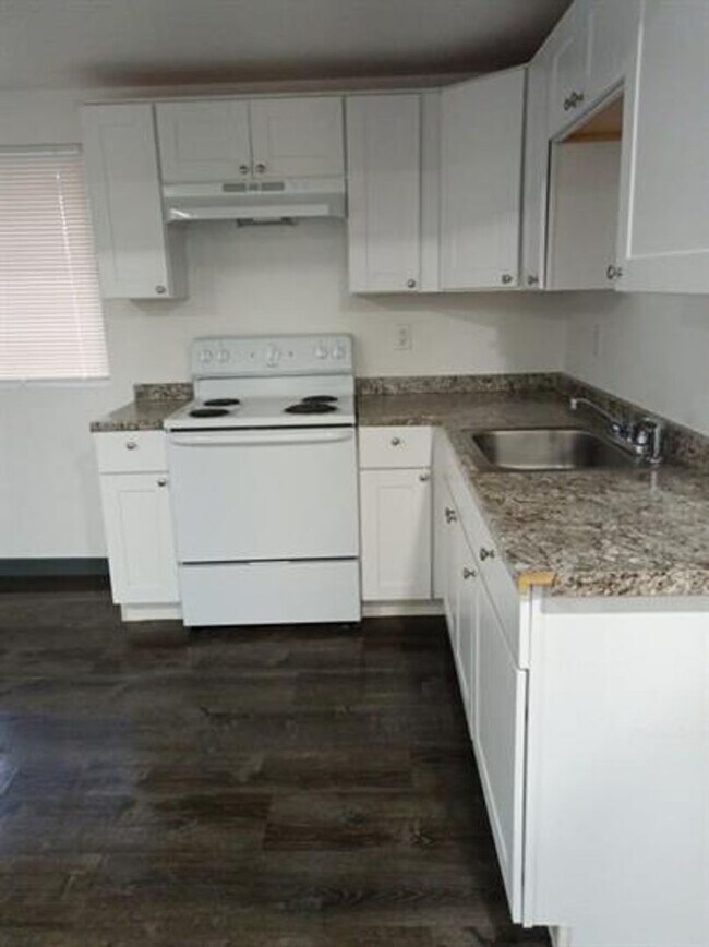 Building Photo - Convenient Location 1 bed 1 bath apartment - HVAC