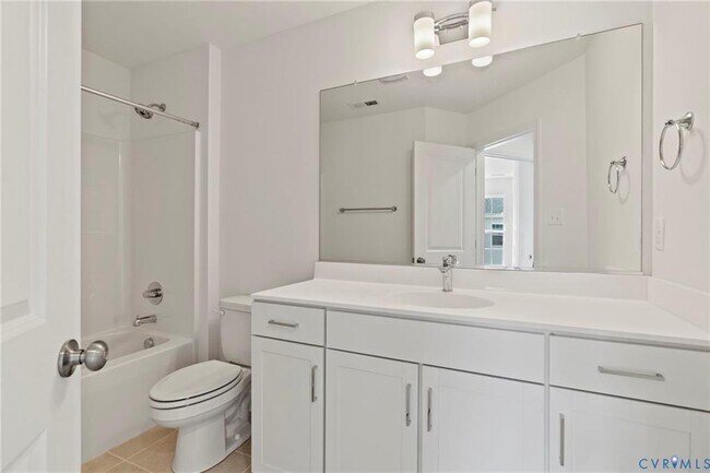 Building Photo - 13800 Village View Dr