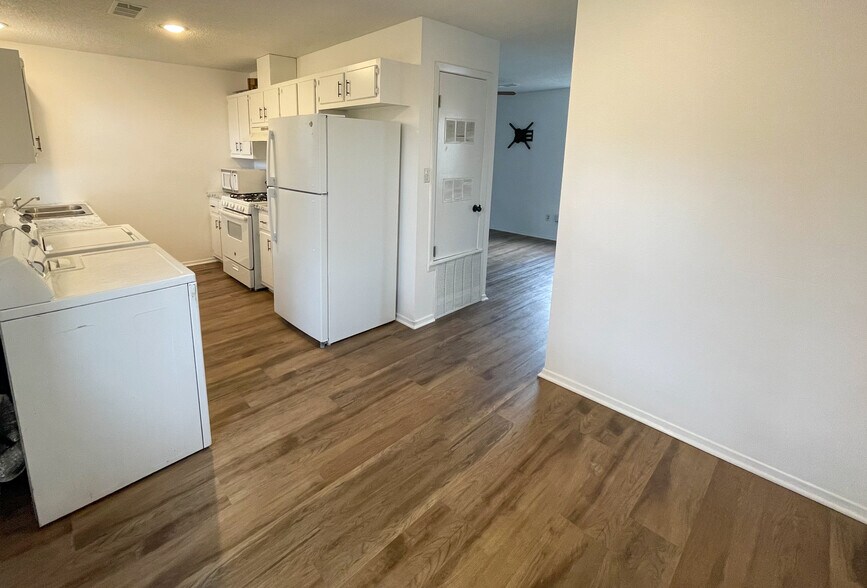 Kitchen - 712 Jill Ln