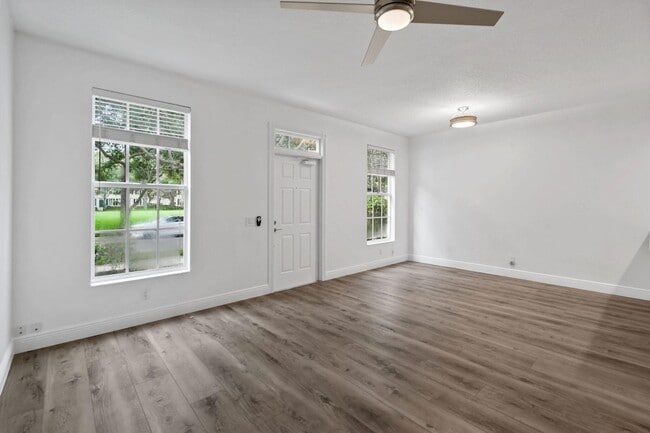 Building Photo - 354 Jacaranda Dr