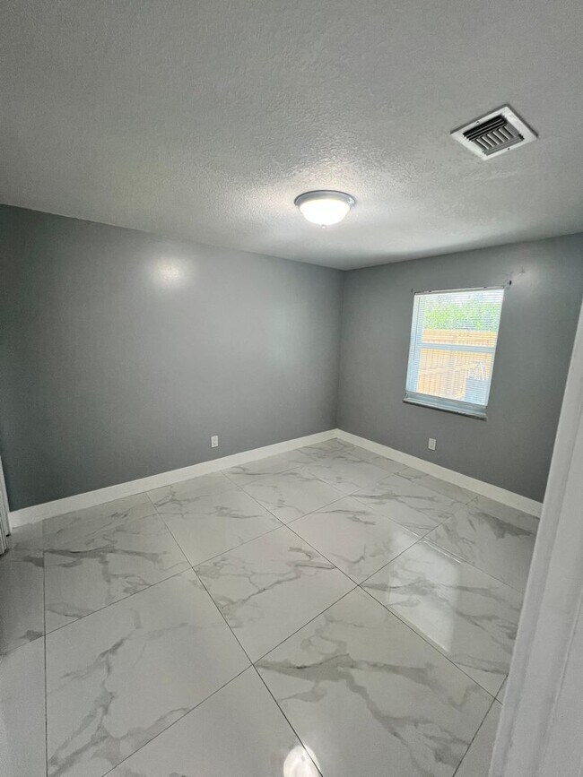 Building Photo - NEWLY RENOVATED 3 BEDROOM 2 BATH HOME- TIL...