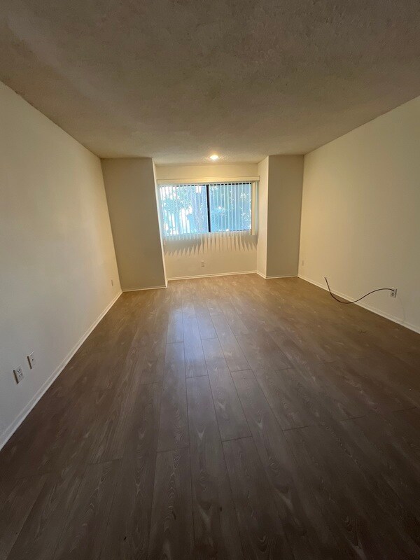 Building Photo - 611 S 6th St