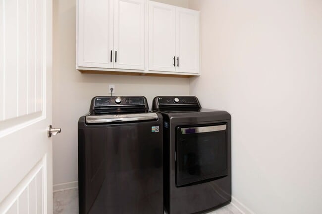 Building Photo - 6787 Oakcrest Dr