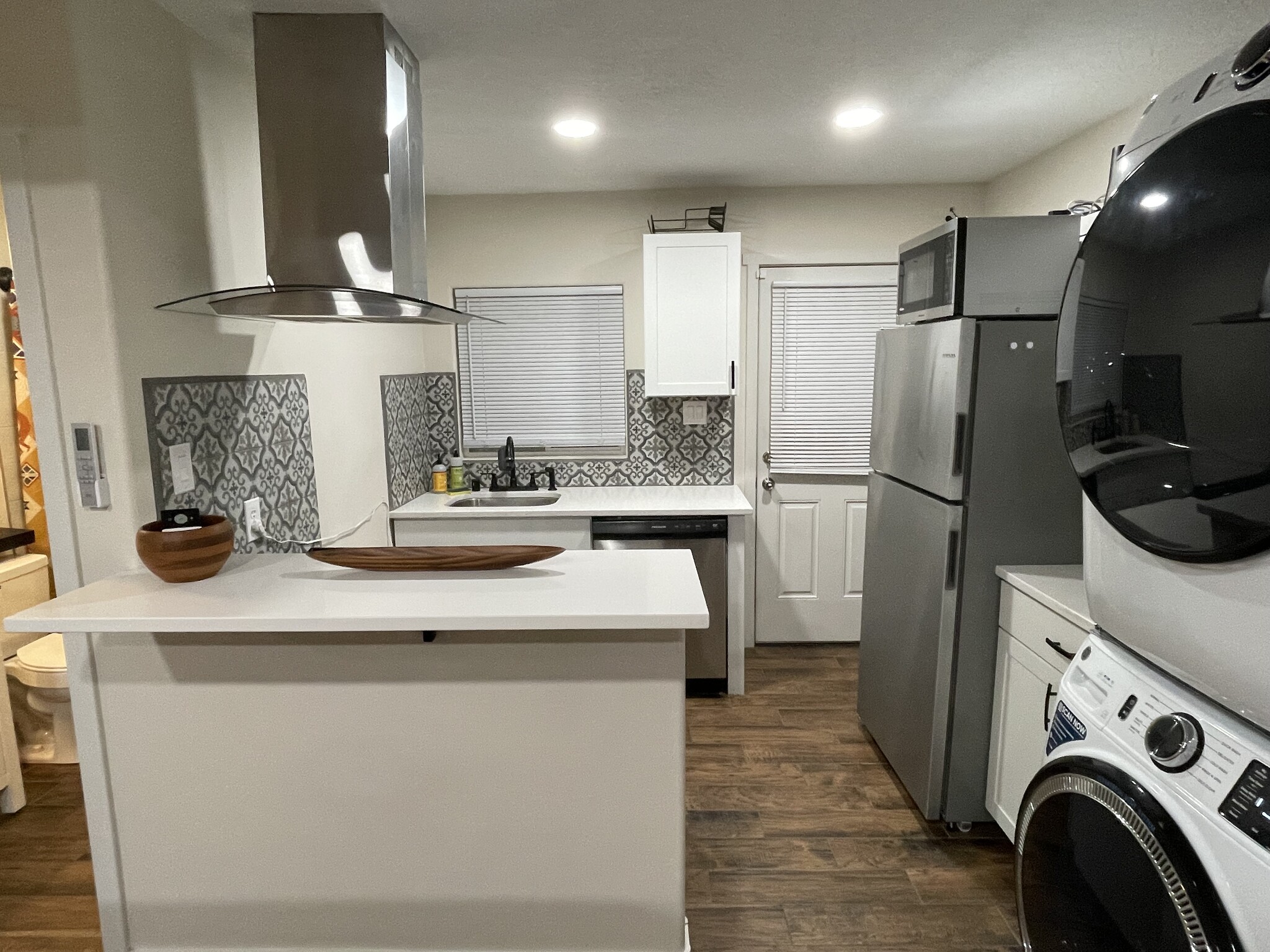 Kitchen with door to fenced backyard - 622 Jefferson St NE