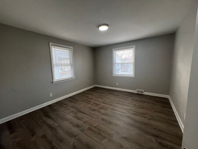 Building Photo - Newly Renovated 4 Bedroom / 2 Bathroom Woo...