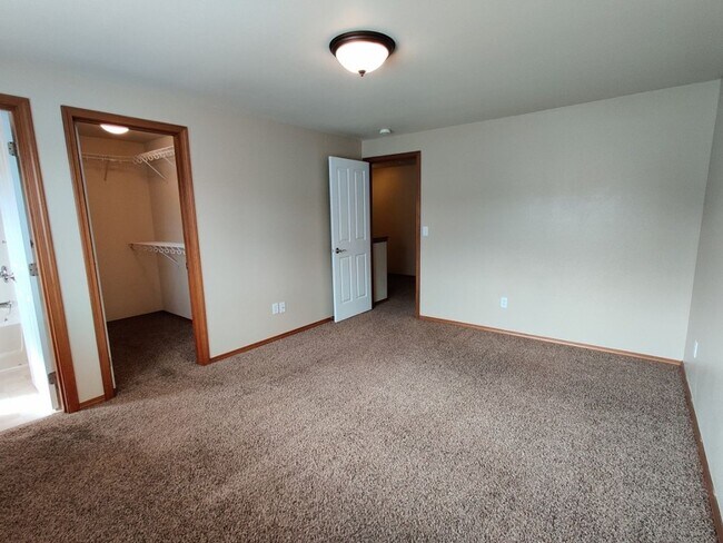 Building Photo - Tumwater Hill Town Home